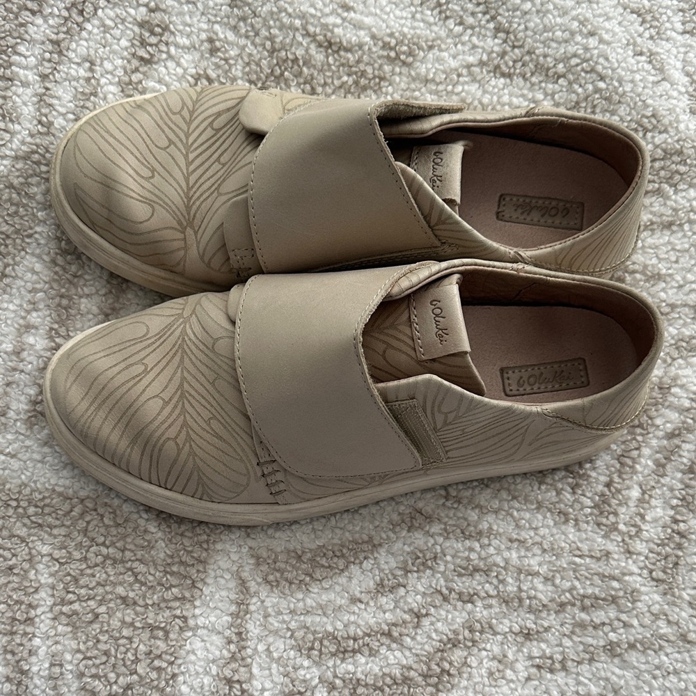 Olukai tan sneakers 6.5